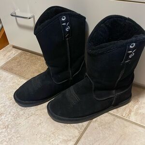 Bearpaw 8 494W Austin black booties.